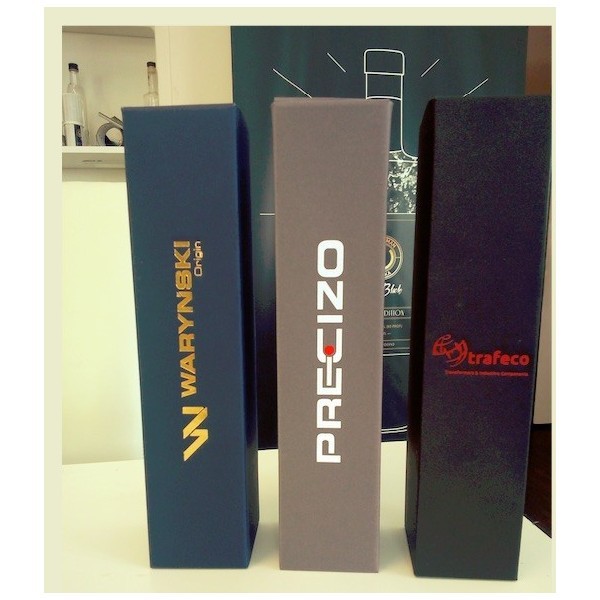 Butelka 350ml z piecżęcią lakową z logo, korek drewniany, etykieta z logo, kartonik tłoczone logo