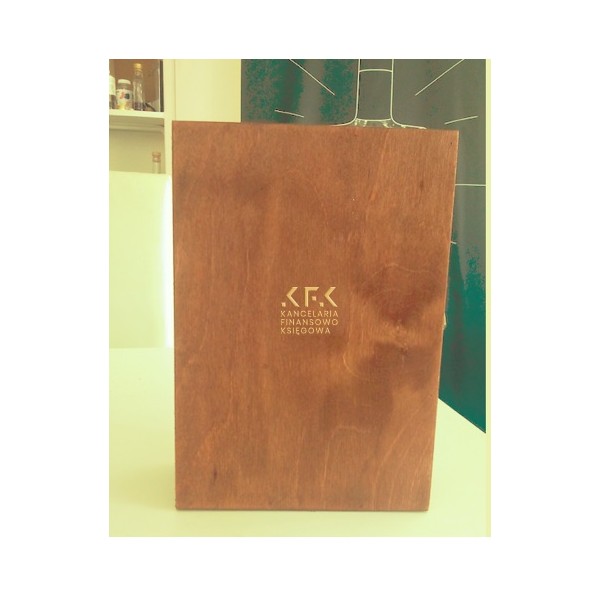 ZESTAW PREZENTOWY-KARAFKA -DREWNIANA SKRZYNKA, PROJEKT ETYKIETY, GRAWEROWANIE