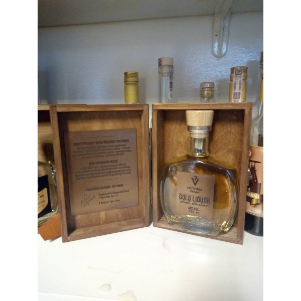 ZESTAW PREZENTOWY-KARAFKA -DREWNIANA SKRZYNKA, PROJEKT ETYKIETY, GRAWEROWANIE