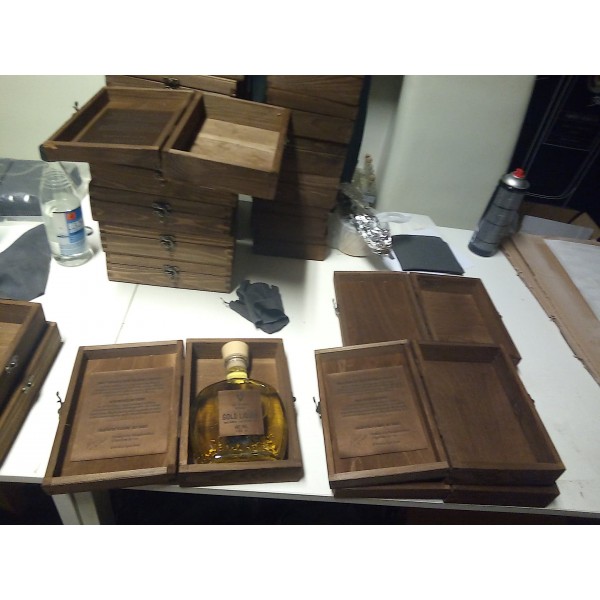 ZESTAW PREZENTOWY-KARAFKA -DREWNIANA SKRZYNKA, PROJEKT ETYKIETY, GRAWEROWANIE