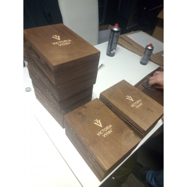 ZESTAW PREZENTOWY-KARAFKA -DREWNIANA SKRZYNKA, PROJEKT ETYKIETY, GRAWEROWANIE