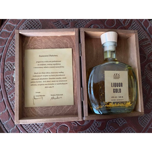 ZESTAW PREZENTOWY-KARAFKA -DREWNIANA SKRZYNKA, PROJEKT ETYKIETY, GRAWEROWANIE