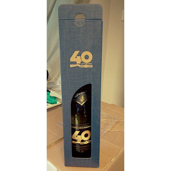 Zestaw z winem musującym, dedykowana etykieta i kartonikiem z okienkiem z laserowanym napisem