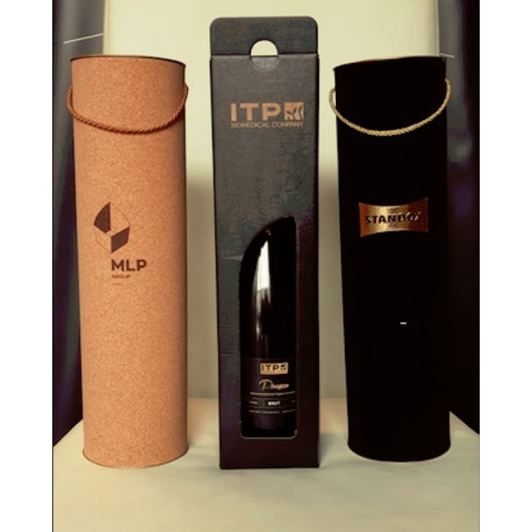 Zestaw z winem musującym, dedykowana etykieta i kartonikiem z okienkiem z laserowanym napisem