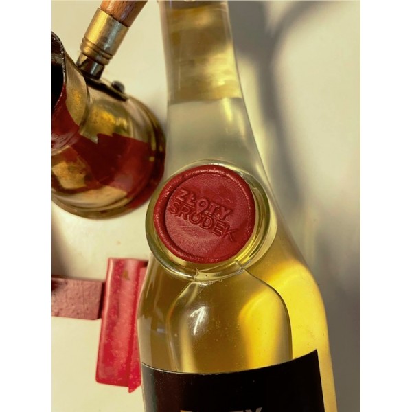 Butelka 350ml z piecżęcią lakową z logo, korek drewniany, etykieta z logo, kartonik tłoczone logo