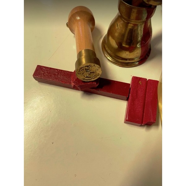 Butelka 350ml z piecżęcią lakową z logo, korek drewniany, etykieta z logo, kartonik tłoczone logo