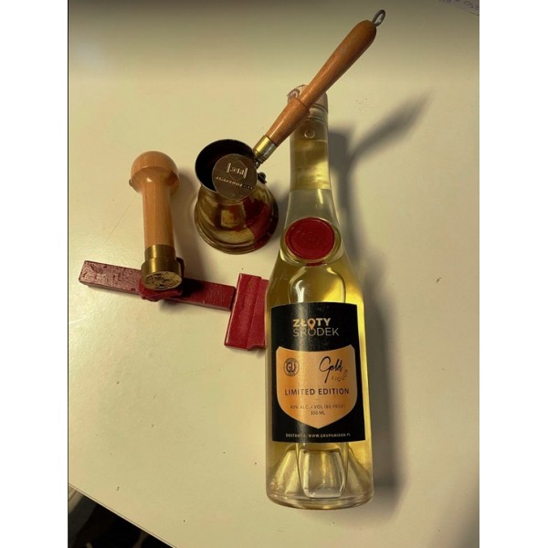 Butelka 350ml z piecżęcią lakową z logo, korek drewniany, etykieta z logo, kartonik tłoczone logo