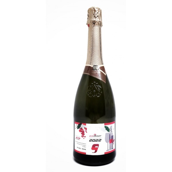 Wino musujące w drewnianej skrzynce z logo