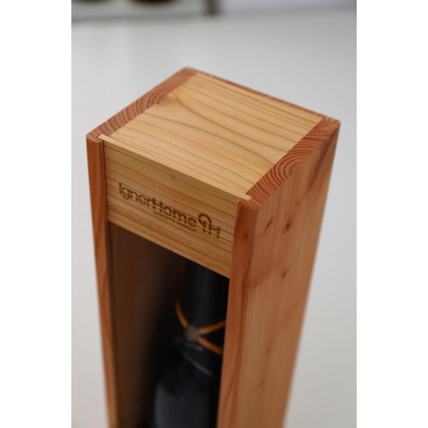 Wino musujące w drewnianej skrzynce z logo