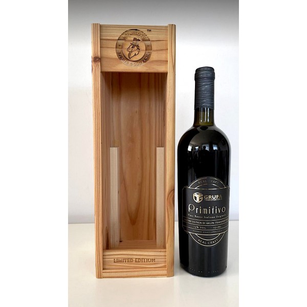 Wino w drewnianej skrzynce z logo