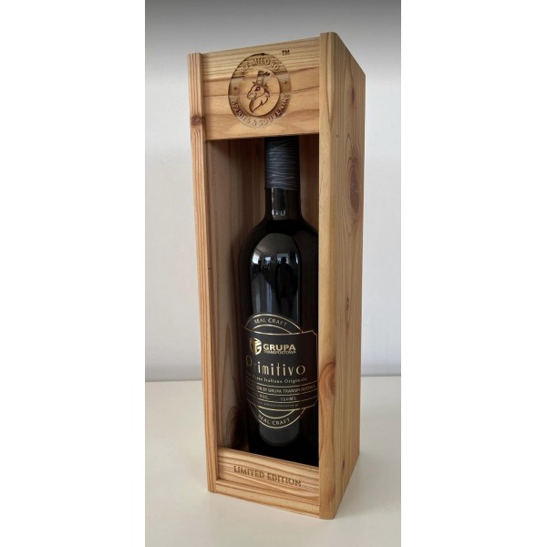 Wino w drewnianej skrzynce z logo