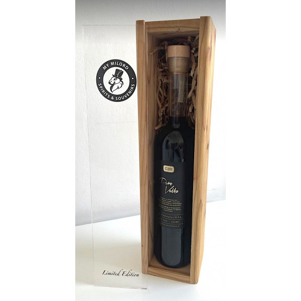 Likier w skrzynce z szybką