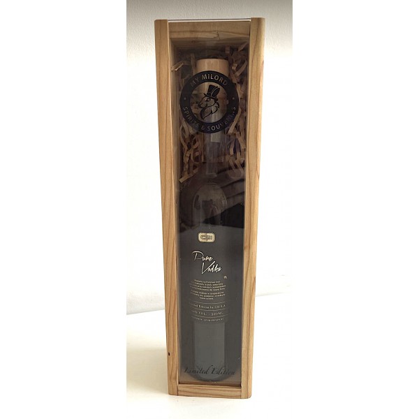 Likier w skrzynce z szybką