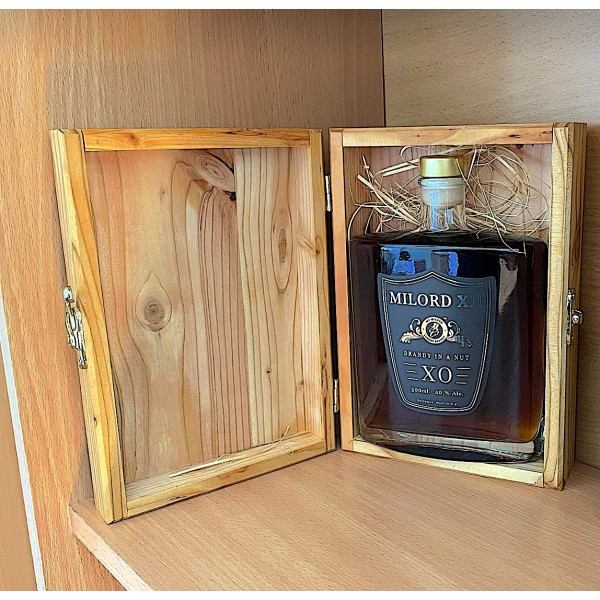 BRANDY in a nut MILORD XII w skrzynce z litego modrzewiu.
