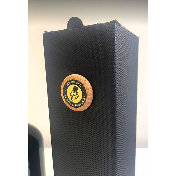 WINO W KARTONIE Z ZATYCZKĄ Z LOGO