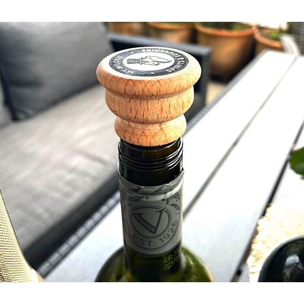 WINO W KARTONIE Z ZATYCZKĄ Z LOGO