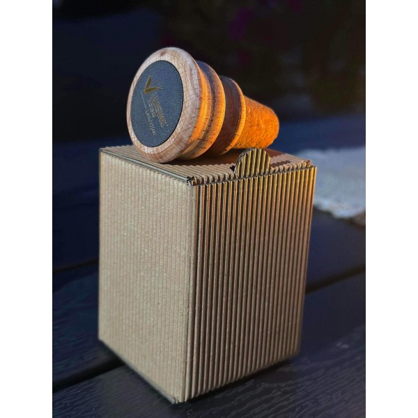 WINO W KARTONIE Z ZATYCZKĄ Z LOGO