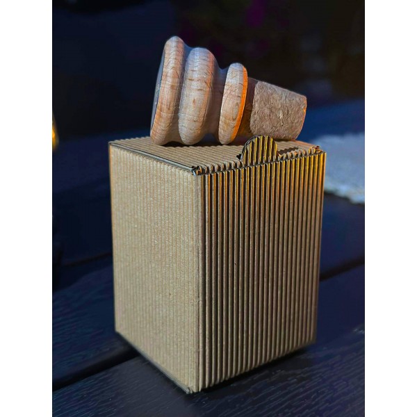 WINO W KARTONIE Z ZATYCZKĄ Z LOGO