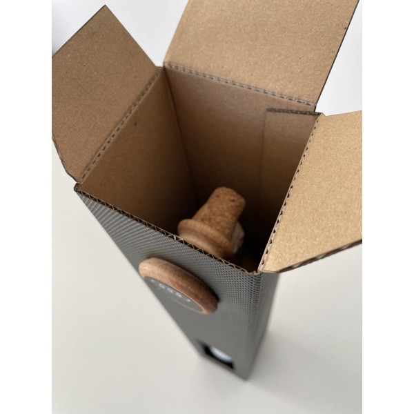 WINO W KARTONIE Z ZATYCZKĄ Z LOGO