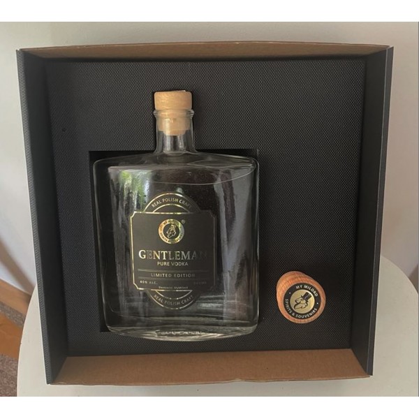 Wodki Gentleman w pudelku z logo