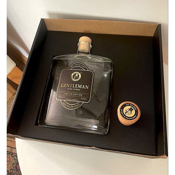Wodki Gentleman w pudelku z logo