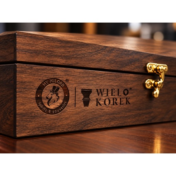 Whisky z logo w drewnianej skrzynce