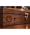 Whisky z logo w drewnianej skrzynce