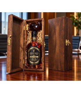 Whisky z logo w drewnianej skrzynce